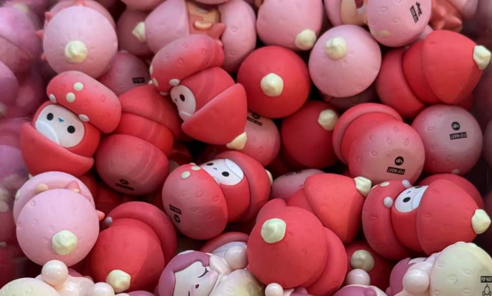 Pucky strawberry series POP BEAN by POP MART